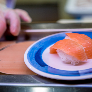 Au Japon, le concept du “kaiten-zushi” (“sushi tournant”, en japonais) est en train de muter